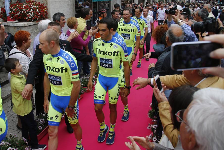 Giornata di gala anche per le squadre in gara, con la presentazione ufficiale. Tra i pi acclamati il grande favorito Alberto Contador, che sfila con i compagni della Tinkoff-Saxo. Bettini